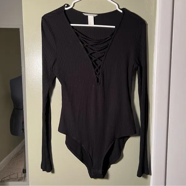 H&M Women's Size Medium Bodysuit Long Sleeve Lace Up‎ Black Ribbed Deep V-Neck - Image 2