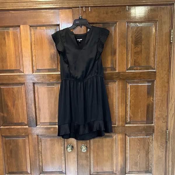 Steve Madden Verona Pleated Cap Sleeve Mini Dress Black Satin‎ Ruffle Hem Medium - Image 4