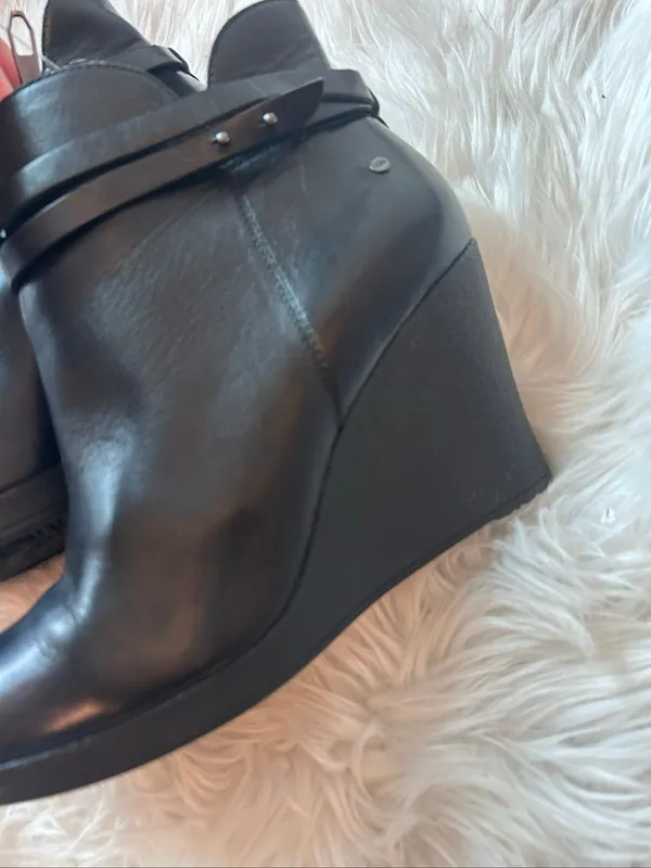 UGG ALEXIS Black Wedge Boots Women Size US 9 leather stylish - Image 4
