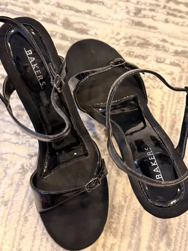Bakers women's size 9 Black Patent leather platform high heels - Image 2