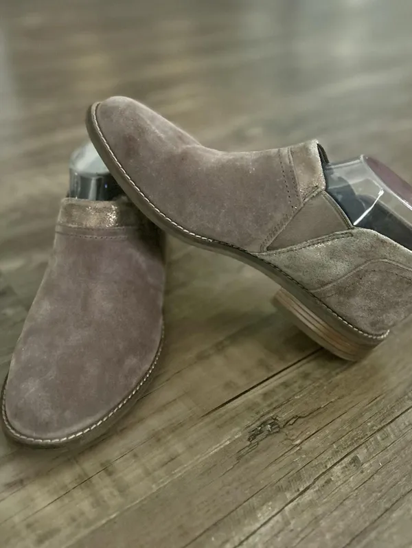 Clarks Collection Ultimate Comfort Taupe Suede Slip On Loafers Women Size 9.5 - Image 4