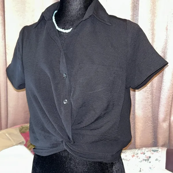 NWT  Size M Black Button Down Crop Top - Image 3