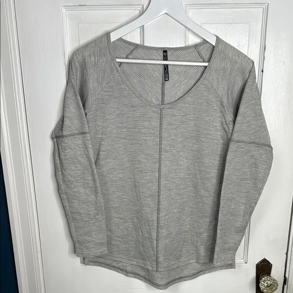 Kuhl Light Gray Scoop Neck Wool Blend Arden Shirt W1490 Sz XS - Image 2