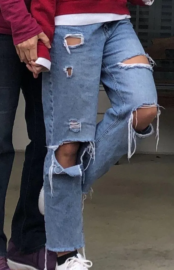 Lightwash distressed jeans - Image 6