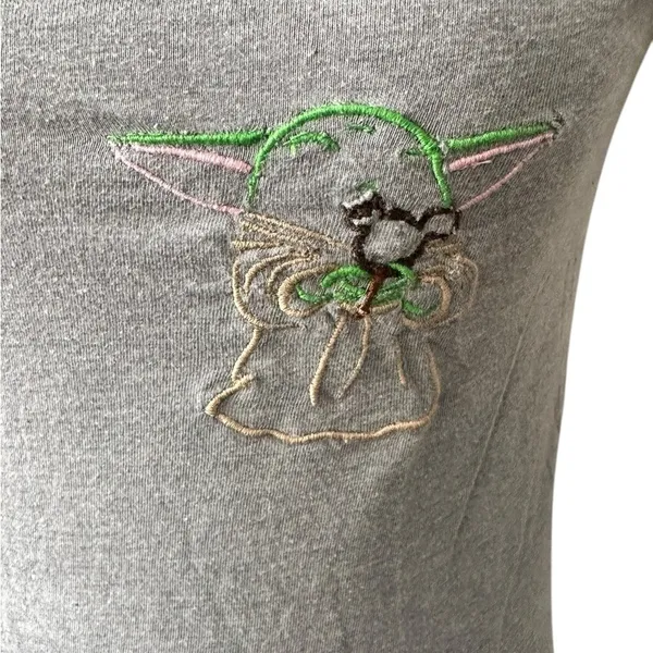 No Boundaries Gray Embroidered Baby Yoda Grogu Star Wars Tee Jrs M - Image 3