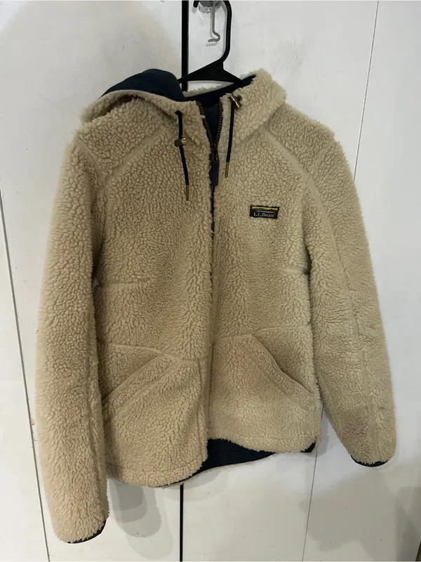 Vintage L.L. Bean Cream Hooded Sherpa Jacket with Navy Lining - Image 2