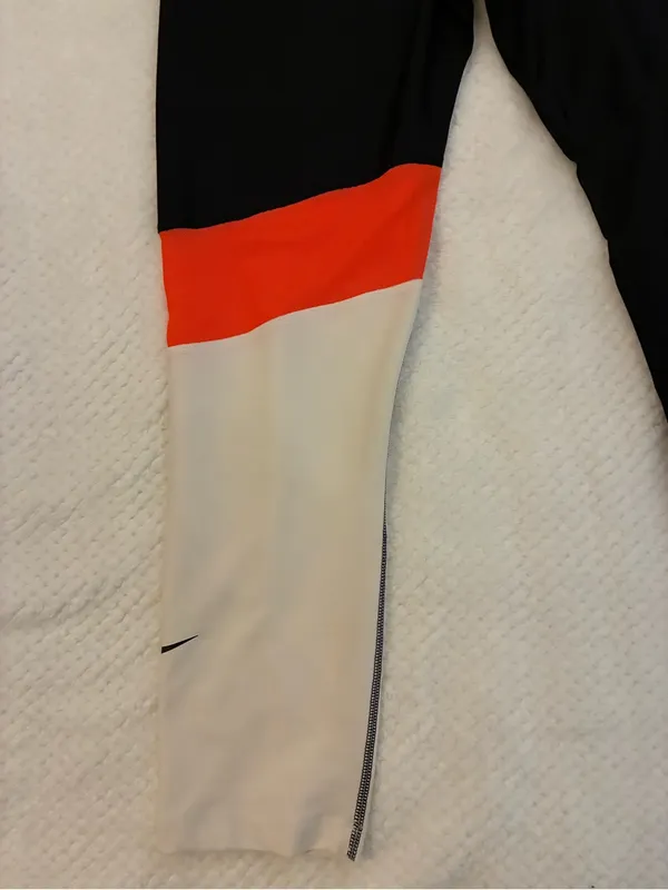 Nike 3/4 length Women’s Black, Orange & White Athletic Leggings Size Medium - Image 6