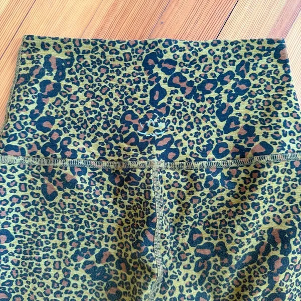 Beyond Yoga Spacedye Midi Leggings NWOT in Bronze Star Animal Print Size S - Image 5