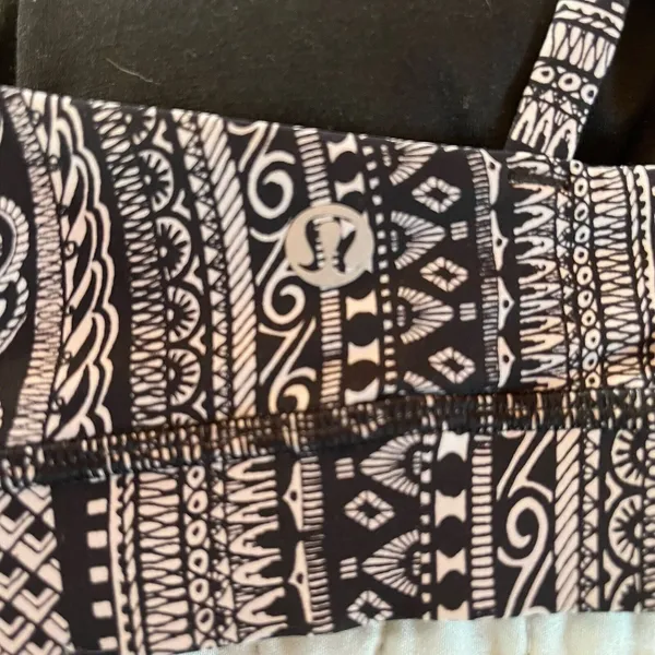 Lululemon 4/S Energy Sports Bra Geometric Black And White Padded EUC - Image 3