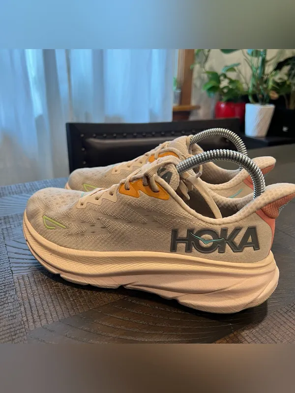 Hoka Clifton 9 Running Shoes Beige 7.5 B Women - Image 3