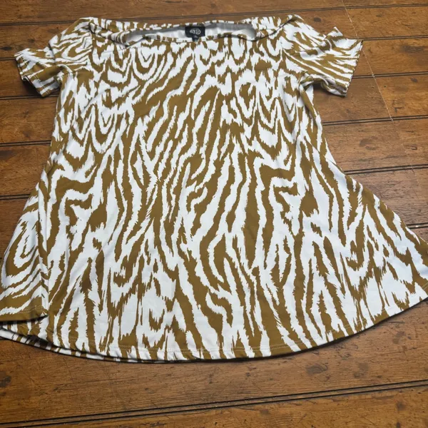 Bobeau Women's Zebra Print Off Shoulder Short Sleeve‎ Tunic Top Size Medium - Image 2