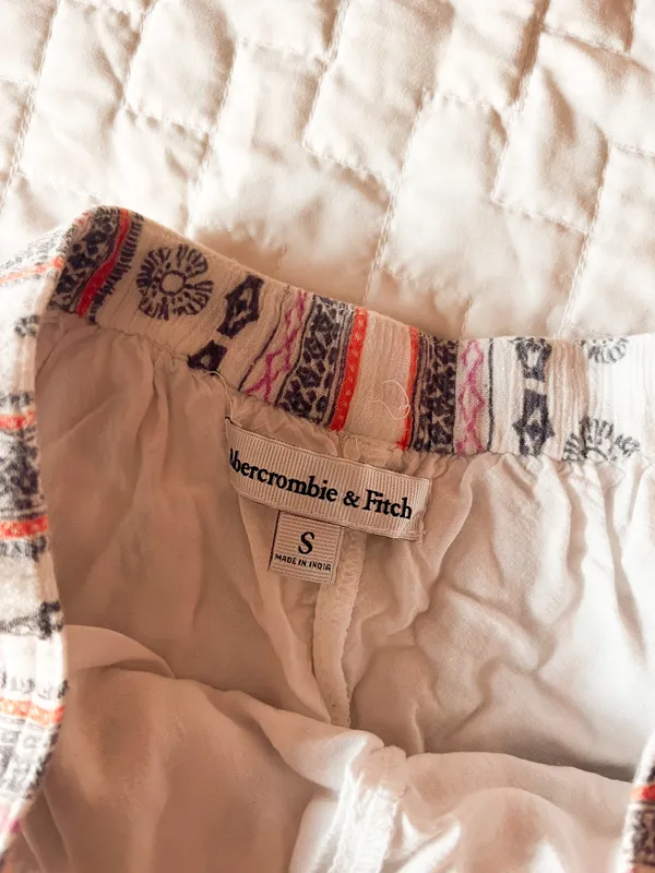 Abercrombie and Fitch Patterned Flowy Shorts Size Small - Image 3
