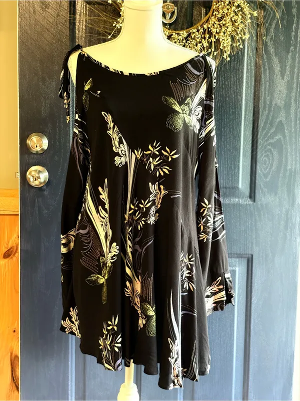 Free People asymmetrical floral print Black Floral Cold-Shoulder Tunic Size S - Image 4