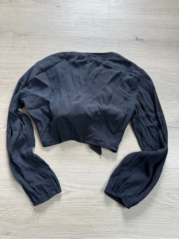 Abercrombie & Fitch Black Long-Sleeve Tie-Front Crop Top - Image 3
