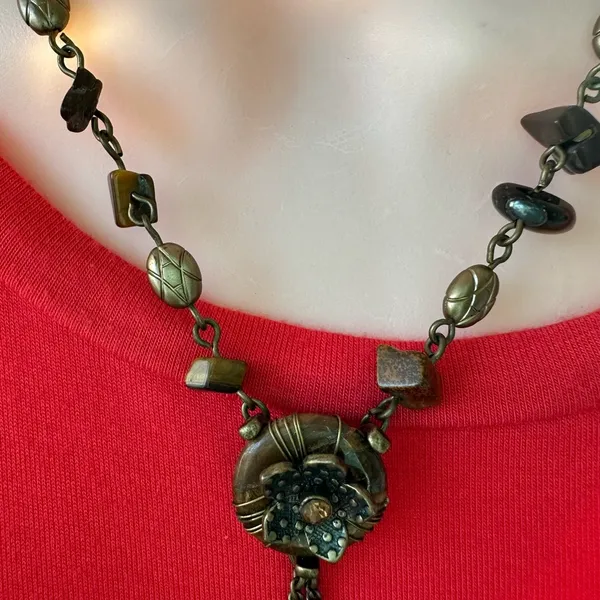Beautiful Flower Beaded Bronze Necklace with Adjustable Length - Image 3