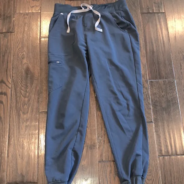 FIGS technical collection nurses/RN scrubs joggers size small - Image 5