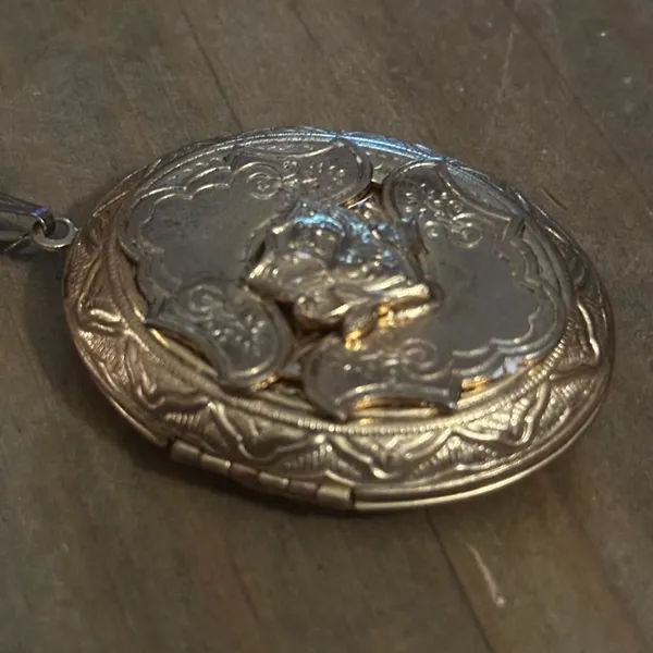 Vintage Large Locket Pendant Necklace Gold - Image 6