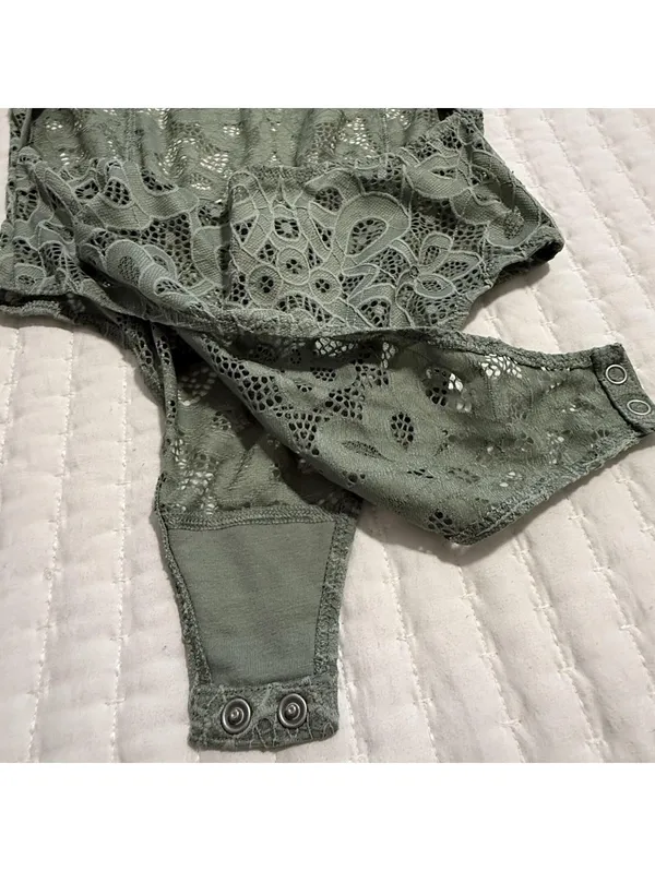 GILLY HICKS Small Green Lace Bodysuit Built In Bra Crochet Look Abercrombie - Image 9