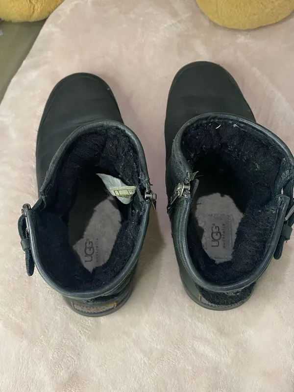 UGG Australia Dawn Black Short Leather Lug Sole Boots Women's Size 9 - Image 4