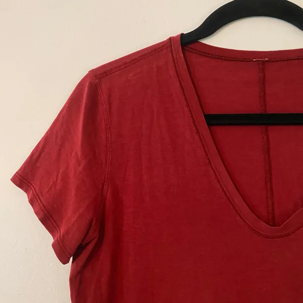 Lululemon Red V-neck Short Sleeve T-Shirt Loungewear Athletic Women's size Small - Image 2