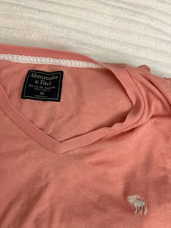 Abercrombie & Fitch Coral Pink V-Neck Short Sleeve Logo T-Shirt Women's Size XS - Image 5