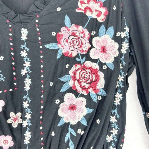 Savanna Jane Floral Embroidered Cinch Waist Top Size Small Black V-Neck - Image 8