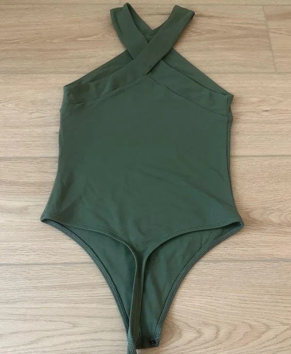 Aritzia Babaton Green Contour Criss Cross Bodysuit - Image 4