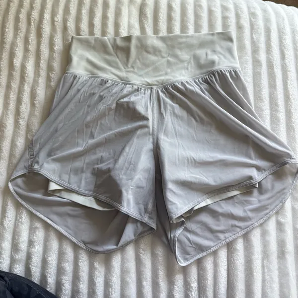 Lululemon Nulu and Mesh High-Rise Yoga Short 3.5" Bone, size 8 - Image 2