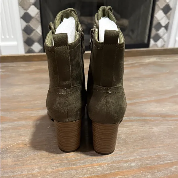 Journee‎ Collection Baylor Lace-Up Bootie Olive Faux Suede Block Heel Size 8 NIB - Image 8