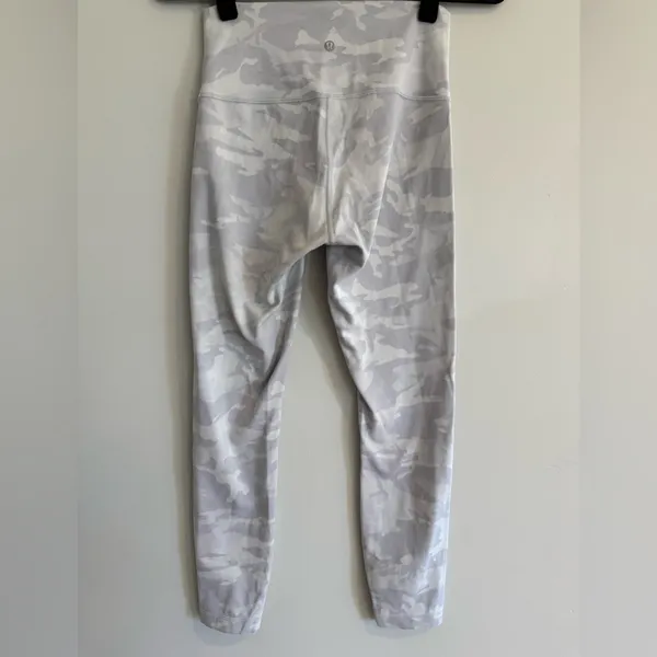 lululemon White and Light Gray Camo Leggings Skull detail Size 6 - Image 2