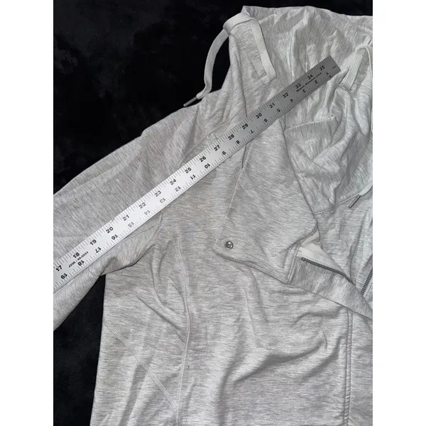 Lululemon Women's Coast Easy Wrap Jacket Heathered Gray Hooded‎ Size 8 - Image 9