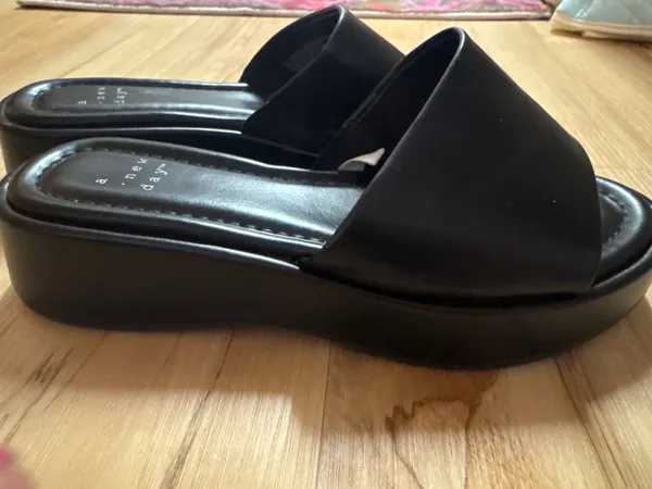 Black platforms Size 5.5 - Image 3