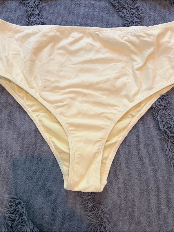 Mono B Cream Textured Spot High-Waisted Underwire Bikini Set 2p. Large. - Image 2