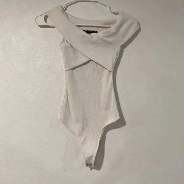 Abercrombie & Fitch White Ribbed Off Shoulder Bodysuit XS - Image 2