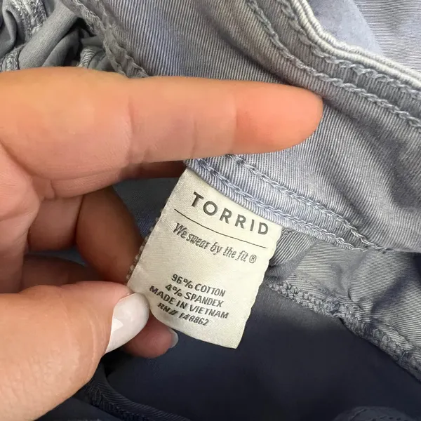 Torrid Womens 14 Blue Cargo Cropped Pants Double Button Utility Capris S148 - Image 9