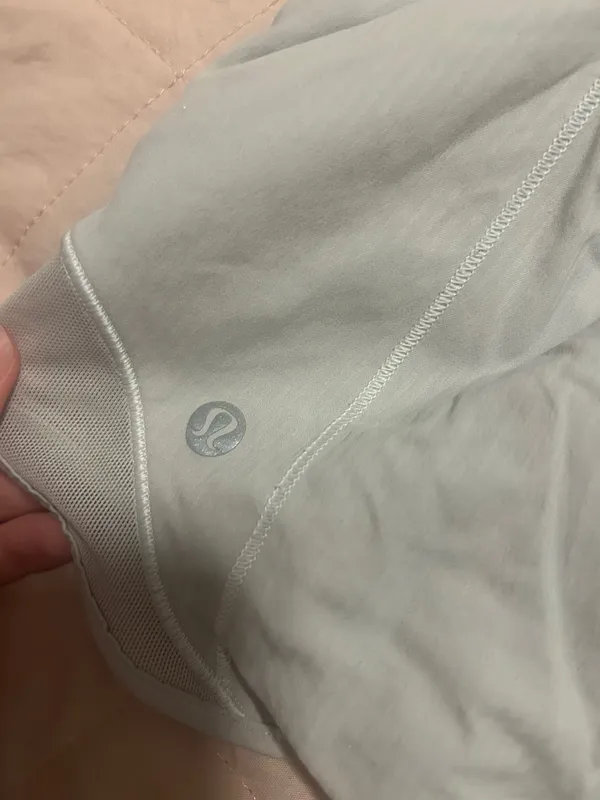 Lululemon White Hotty Hot 2.5" Shorts - Image 4