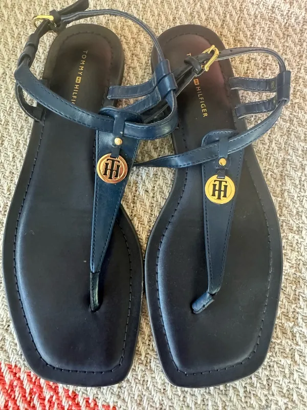 Tommy Hilfiger Navy Leather T-Strap Sandals with Gold Emblem - Image 2