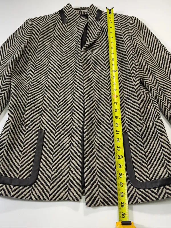 Dana Buchman Wool and Leather Blend Black and Cream Chevron Herringbone Blazer - Image 3