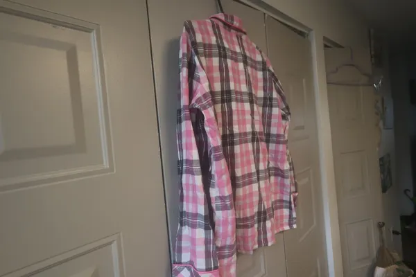 Victoria's Secret plaid flannel pajamas sleep shirt in pink, black and white size small. - Image 8
