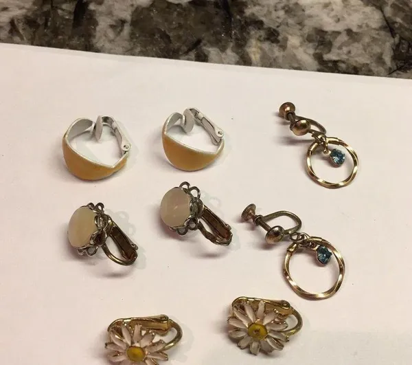 Lot Of 4 Small Vintage - Modern Clip-on Clip On Screw On Costume Earrings Mix - Image 5