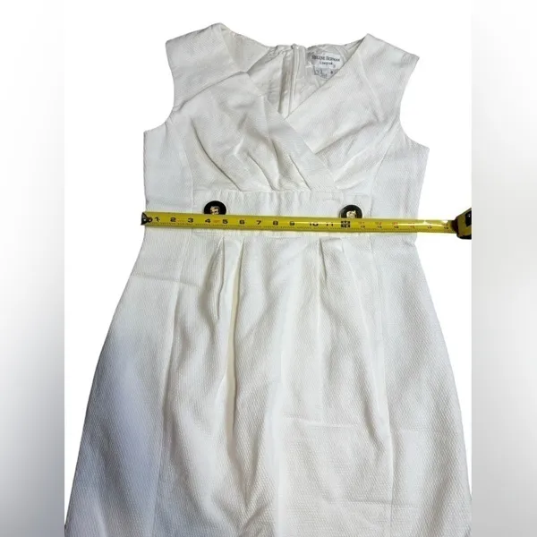 Helene Berman London White Textured 8 Pique V-Neck Gold Button Sheath Dress 8‎ - Image 4
