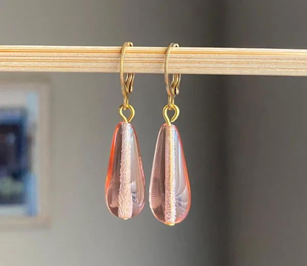 light pink Czech glass teardrop simple minimalist dangle earrings🩷 - Image 3