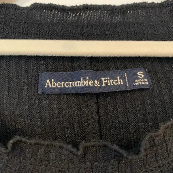 Abercrombie & Fitch Ribbed Knit Cropped Top Black Size Small Ruffle Accents - Image 2