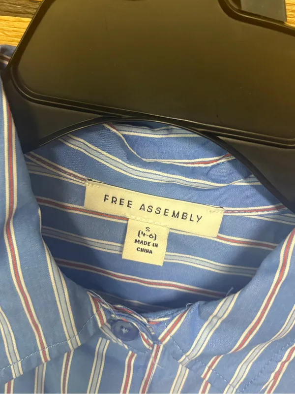 Free assembly blue stripe button down shirt size small - Image 6