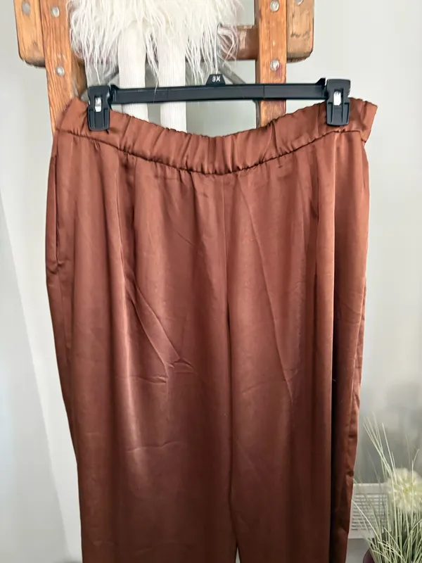 Wynn Collections NWT size XL brown silky dress pants - Image 4