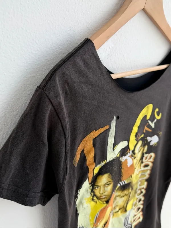 TLC No Scrubs black off the shoulder graphic tee - Image 5