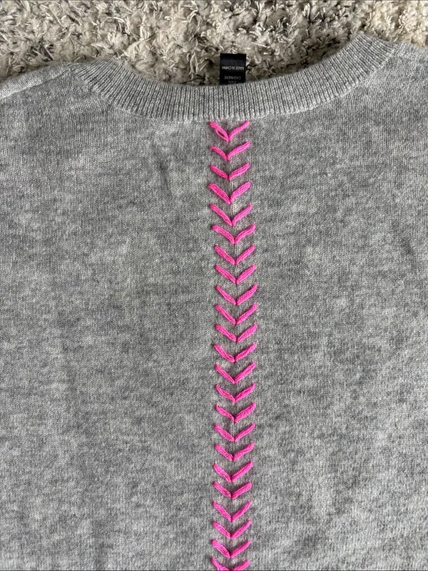 Aqua Bloomingdales Light Gray 100% Cashmere Sweater with Pink Accents Size Small - Image 6