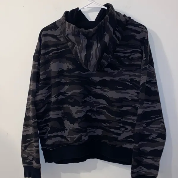 PUMA Black and Gray Camo Cropped Hoodie Size Medium - Image 4