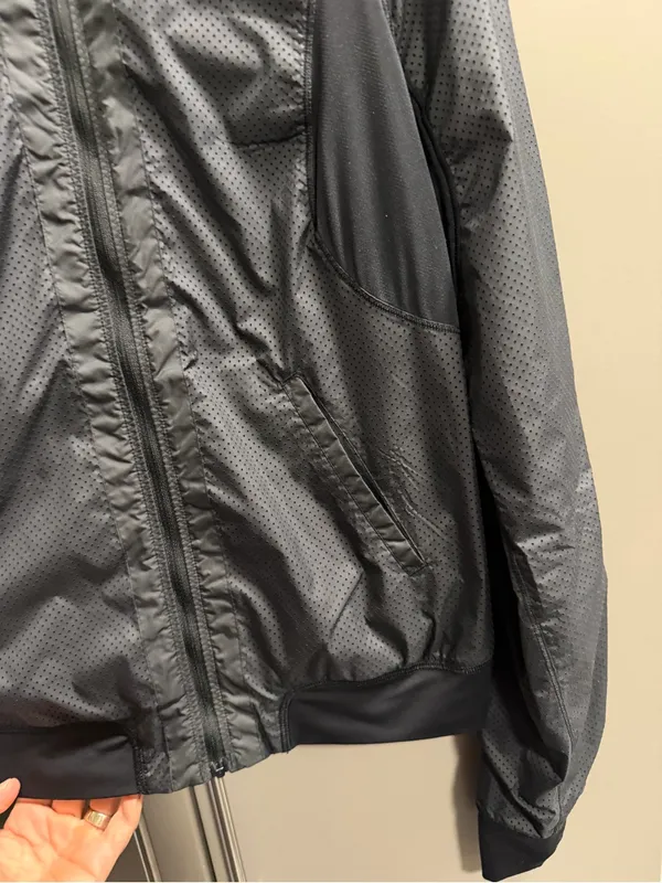 Lululemon Lightweight reversible Bomber Jacket. Women’s 8! Sleek fit. - Image 4