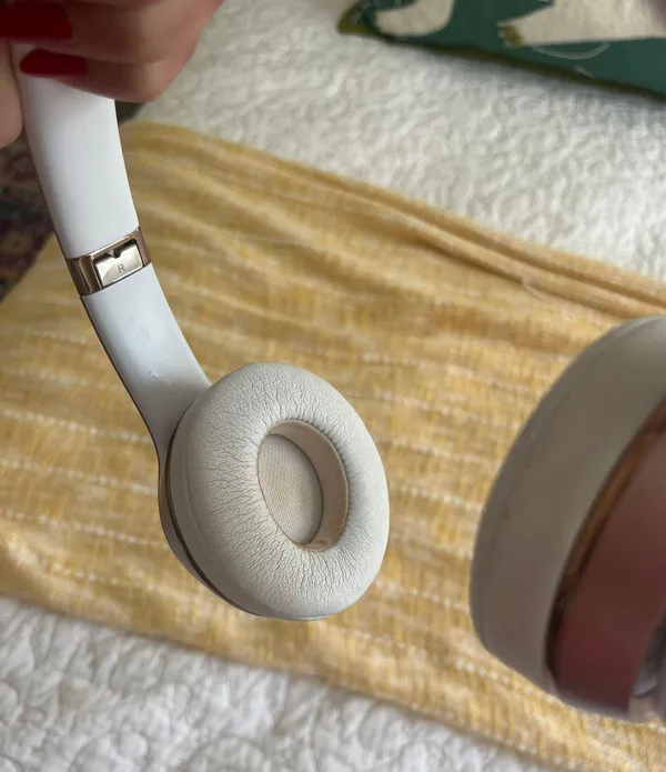 Beats Rose Gold Wireless Headphones - Image 4
